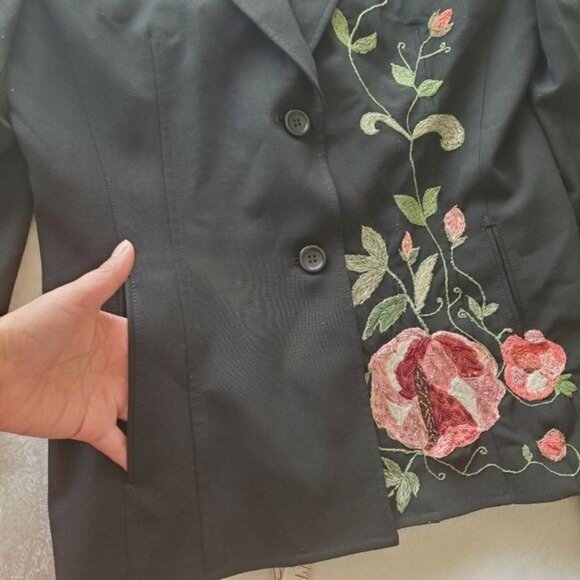 Express Design Studio womens Black Blazer Sz 6 small embroidered 2 buttons fair - Picture 10 of 15